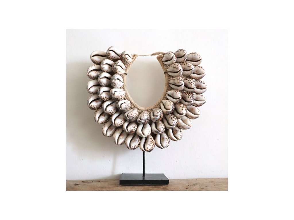 Tradiční závěsný balijský náhrdelník na kovovém stojanu - velké mušle (tmavé)