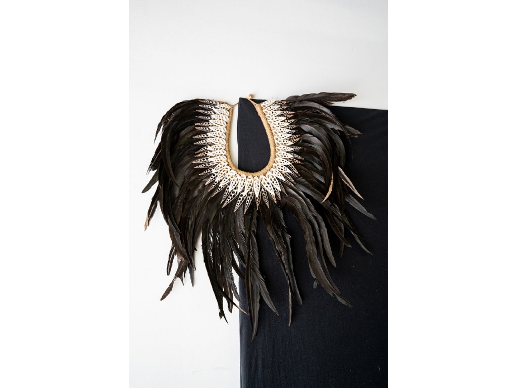 Tradiční závěsný balijský náhrdelník na kovovém stojanu - černé peří