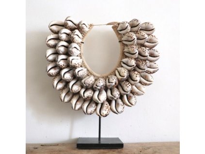 1251 5 tradicni zavesny balijsky nahrdelnik na kovovem stojanu velke musle tmave