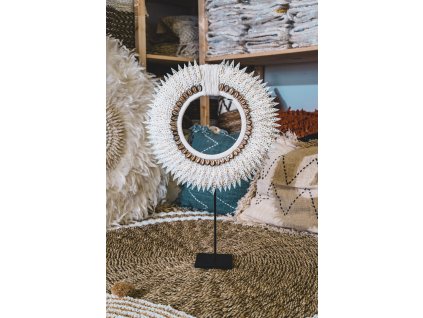 867 2 zavesna dekorace na kovovem stojanu drobne spicate musle