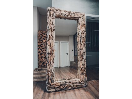 Velké zrcadlo v rámu